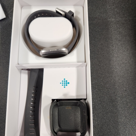 FITBIT VERSA LITE EDITION - Picture 2 of 14